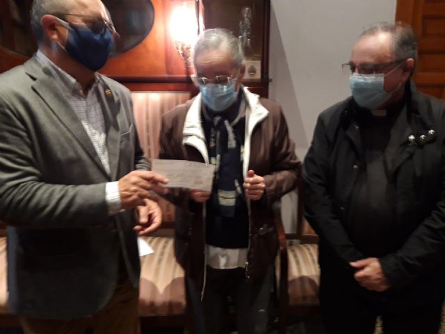 El Resucitado entrega los donativos recaudados en su ‘Cesta Solidaria’