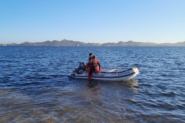 Rescatan a una kitesurfista que no podía salir del Mar Menor