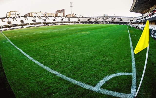 El anillo inferior de los fondos norte y sur y del lateral del Estadio Cartagonova se cierra al público este fin de semana