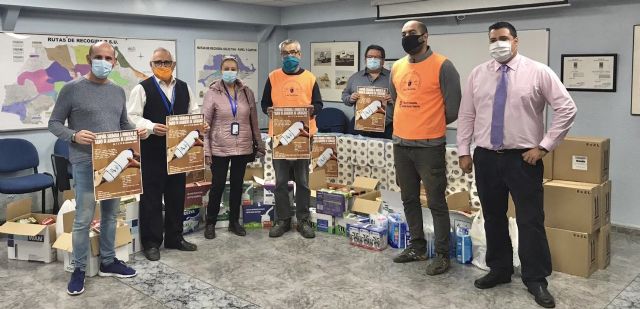 Los comités de empresa de Lhicarsa y FCC Medio Ambiente entregan alimentos al Banco de Alimentos de Cartagena