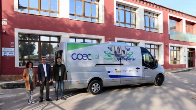 La FP dual viaja en el autobús de COEC por la comarca del Campo de Cartagena
