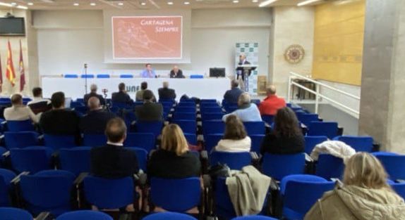 El debate organizado por Cartagena Siempre concluye que lo correcto habría sido subsanar y tramitar de nuevo el Plan General de Ordenación Urbana que se anuló en el 2016