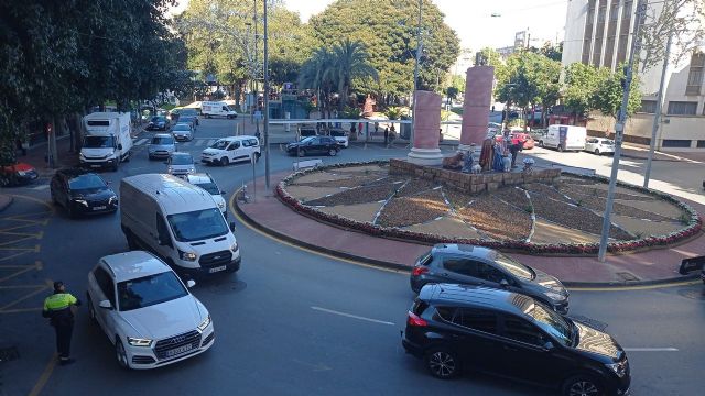 MC: Arroyo colapsa Cartagena por sorpresa cortando la calle Real y avisa tarde, provocando un caos evitable