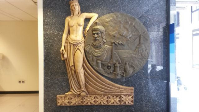 BBVA dona dos relieves del escultor cartagenero Manuel Ardil Pagán al Hospital de la Caridad de Cartagena