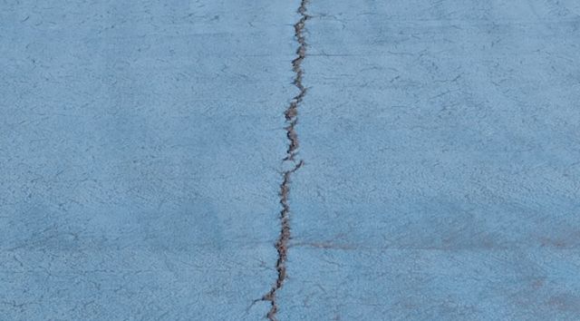 MC exigirá reparar las tercermundistas pistas de tenis del Wssell de Guimbarda y el ruinoso pabellón de El Algar