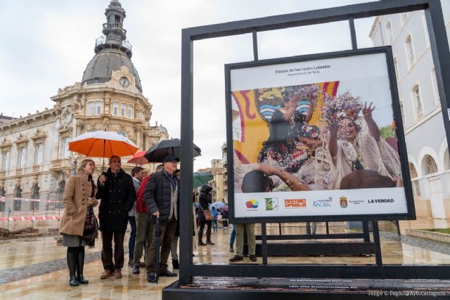 Una muestra fotográfica callejera acerca a los cartageneros al nordeste de la Región de Murcia
