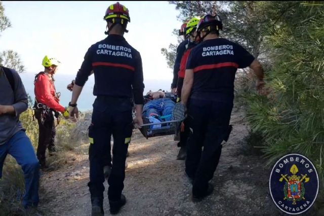 Evacúan a un senderista de 70 años con fractura de tobillo en el Cabezo de la Fuente