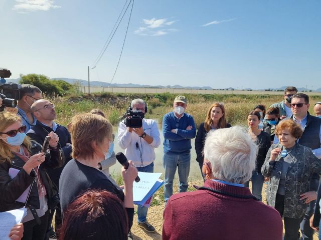 Los vecinos de Bahía Bella llevan sus reivindicaciones a un grupo de eurodiputados