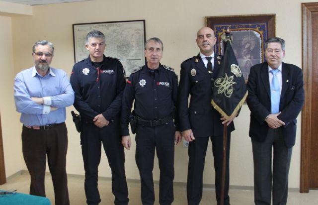 La Policía Local recibe el banderín de escolta de la Virgen de la Soledad