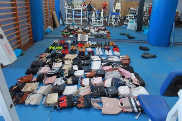 La Policia Local decomisa 89 articulos de imitacion en el mercadillo de Cabo de Palos