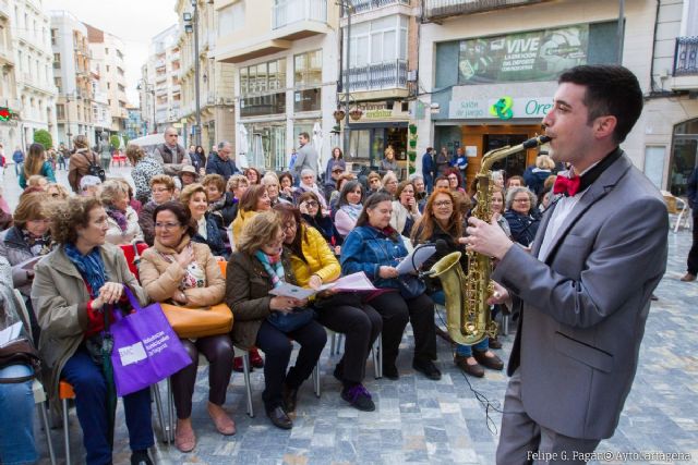 La Plaza del Icue se convirtió en un mar de letras con una lectura encadenada de textos
