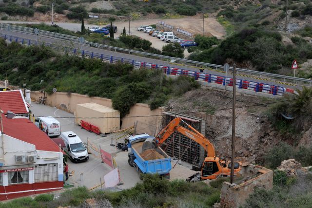 Comienzan las obras de renovación del muro de contención de Cala Cortina