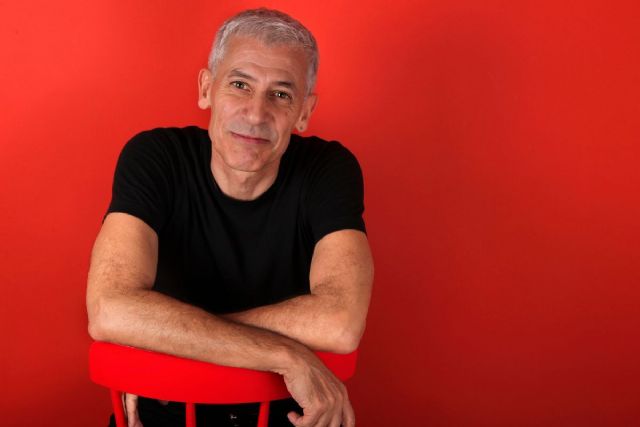 El escritor madrileño José Ovejero presenta en Cartagena su ´Mientras estamos muertos´