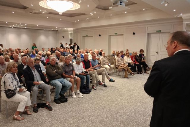 Residentes británicos de Cartagena aprenden seguridad vial en La Manga Club