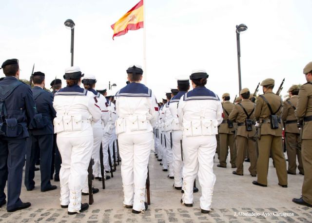 Acto de arriado solemne de Bandera en el puerto con motivo del Dia de las Fuerzas Armadas