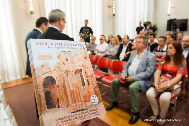 El arqueologo Ivan Negueruela presenta la segunda edicion de su libro Murcia por una Mitra