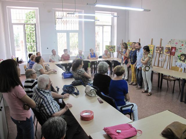 Veinte mayores de Servicios Sociales finalizan su Taller de las Artes con grandes avances en técnicas artísticas