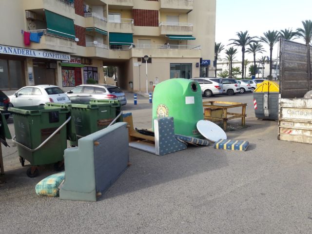 El Ayuntamiento facilita un teléfono para la recogida de enseres domésticos