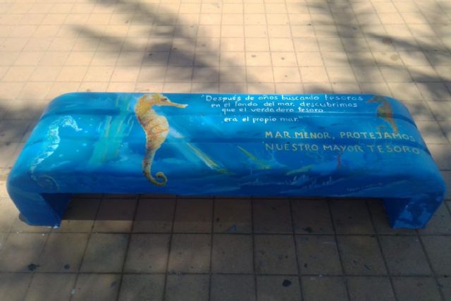 Infraestructuras refuerza la imagen del litoral unificando la estética del mobiliario urbano