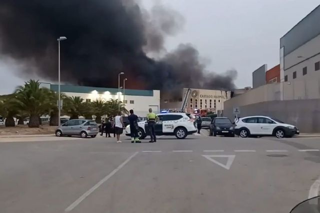 Incendio en una nave de reciclaje en Cabezo Beaza