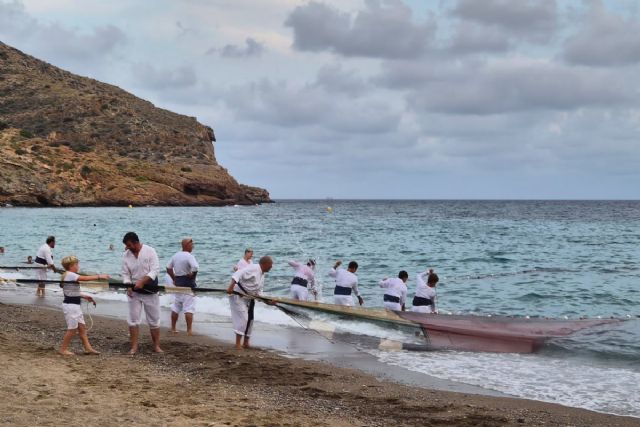 El Portús revive la tradición de la jábega en una emotiva jornada marinera