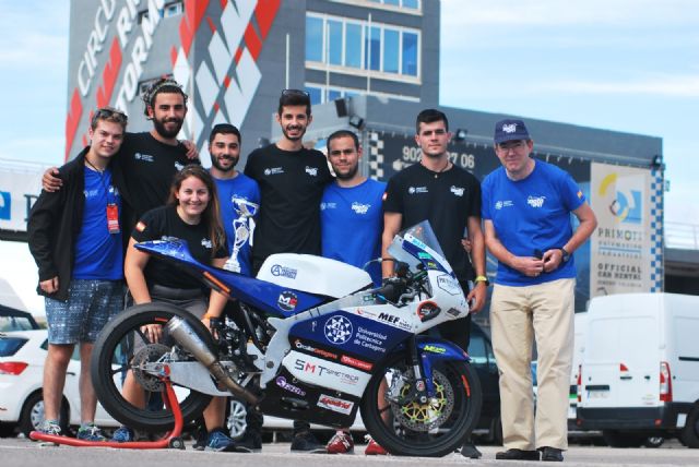 El equipo de competición MotoUPCT sube al podio en Cheste