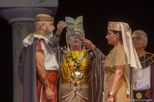 Aníbal e Himilce se juran amor eterno ante la mirada de dos mil personas