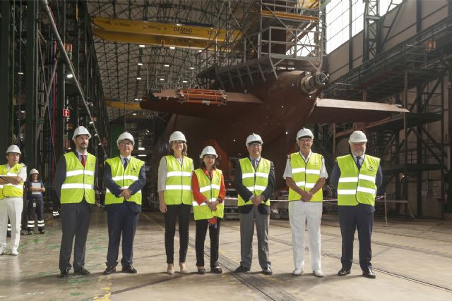 La Ministra de Defensa visita el submarino S-80 en Navantia Cartagena