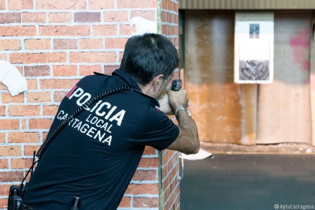 Los policías locales de Cartagena perfeccionan sus técnicas en el manejo de armas de fuego