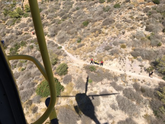 Senderista s accidentado en el camino del Cristo de los buzos