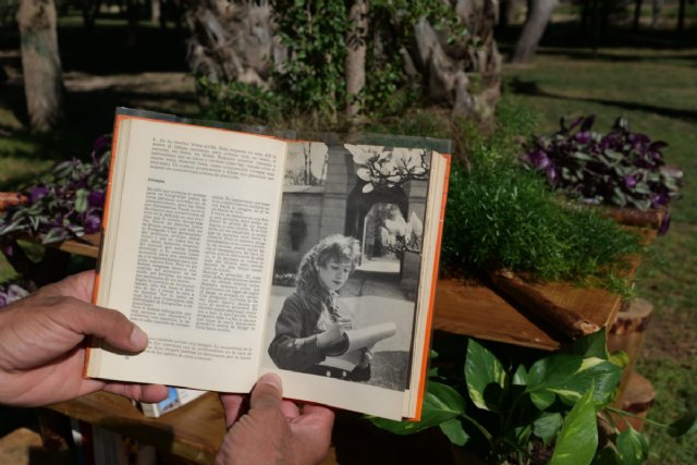 Cartagena estrena una jardinera de intercambio de libros coincidiendo con el Día Internacional de las Bibliotecas