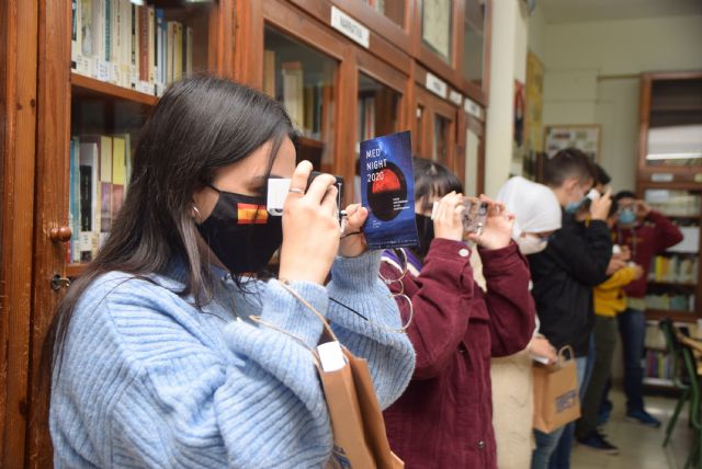 Reparto en institutos de gafas de visión 360 y 3D para divulgar y concienciar con la app de la UPCT