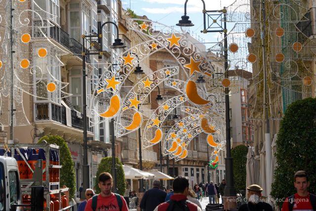 El Ayuntamiento cambia las luces de la calle Carmen por su deterioro