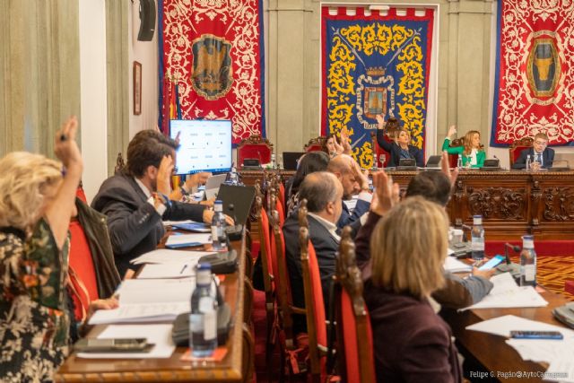 La alcaldesa propone instalar una gran bandera de la provincia marítima en el Puerto de Cartagena