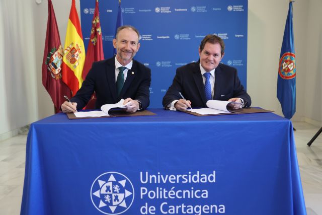 El Rector firmando la cátedra junto al gerente de la compañía, Pedro Saura Bolea, egresado de la UPCT