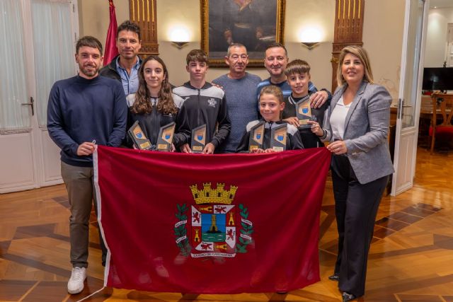 La alcaldesa felicita a los jóvenes campeones regionales de la Liga de Piscina y Aguas abiertas