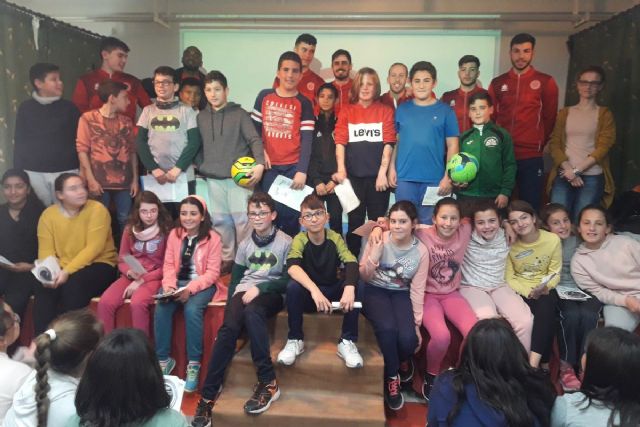 Alumnos de los CEIP Poeta Antonio Oliver y Beethoven reciben al Jimbee CT Fútbol Sala