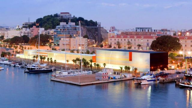 La alcaldesa y los concejales de Juventud y Estrategia Económica visitan la III edición de Itinere