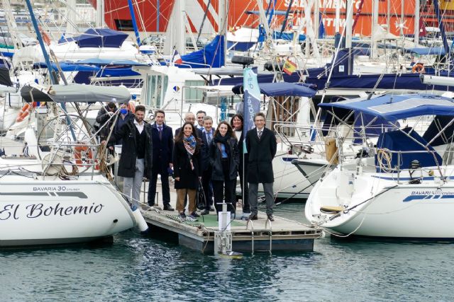 El Club de Regatas de Cartagena instala un dispositivo para recoger residuos del mar