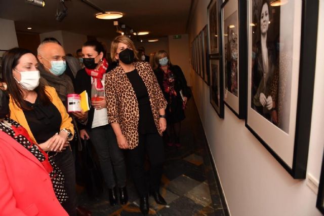 Las alcaldesas de la Región retratadas en la exposición ´Miradas de liderazgo´, en el Museo del Teatro Romano