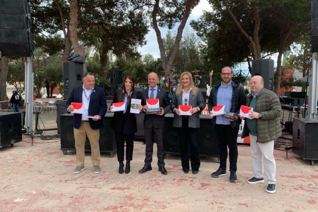 Aficionados del Cartagena y el Elche celebran el Día del Peñista en la previa del partido en el estadio Cartagonova