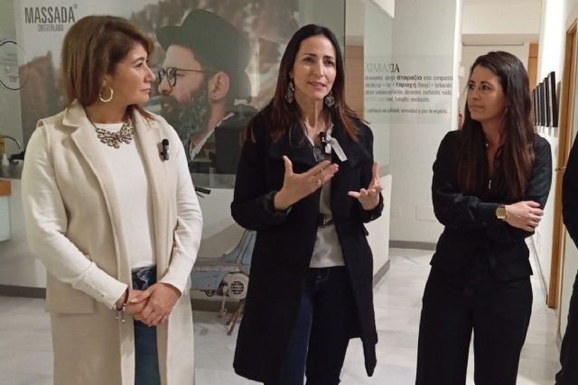 Laura Molina da la bienvenida a la primavera en Cartagena con su exposición Pétalos