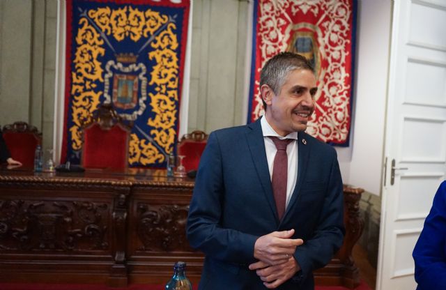 MC: Giménez Gallo le hace un traje a Arroyo: más pendiente de la ministra Montero que de las camas en el Hospital Santa Lucía