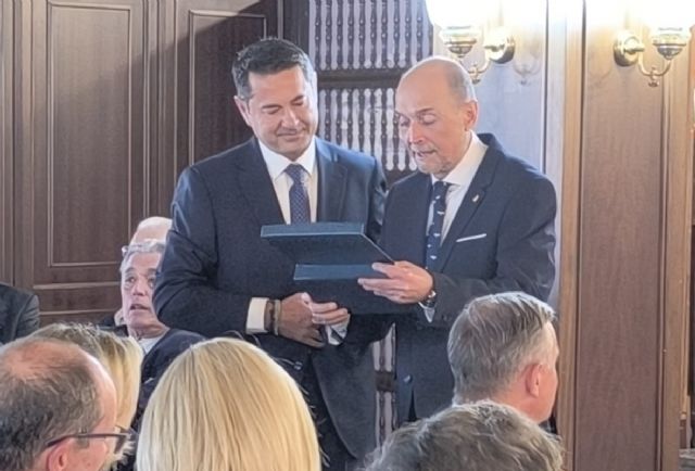 La sociedad cartagenera rinde un multitudinario homenaje a Damián Romero por su jubilación como comisario de la Policía Nacional de Cartagena