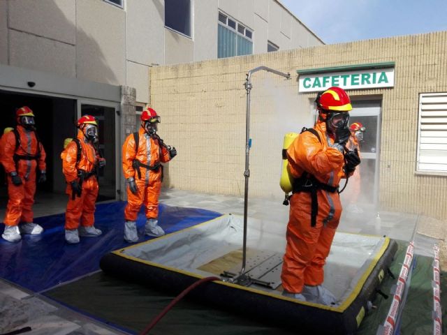 Bomberos de Cartagena simulan el desalojo de enfermos contagiosos tras el terremoto