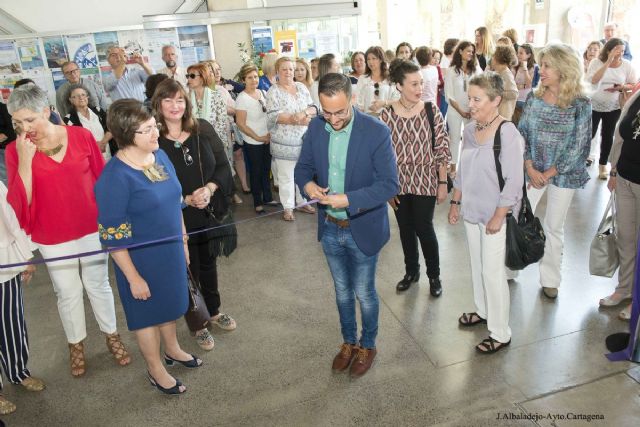 Las participantes en los talleres de Igualdad exponen sus trabajos