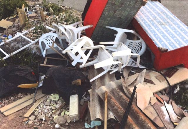 Denunciados dos conductores por efectuar un depósito de escombros y un vertido de aceite, respectivamente