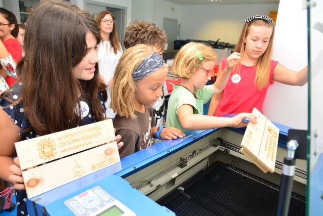 La UPCT enseña en La Mar Chica a tocar instrumentos virtuales y a crear arte con técnicas 3D