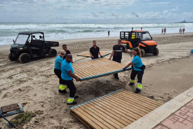 La playas de Cartagena se ponen de nuevo a punto tras superar el temporal sin daños