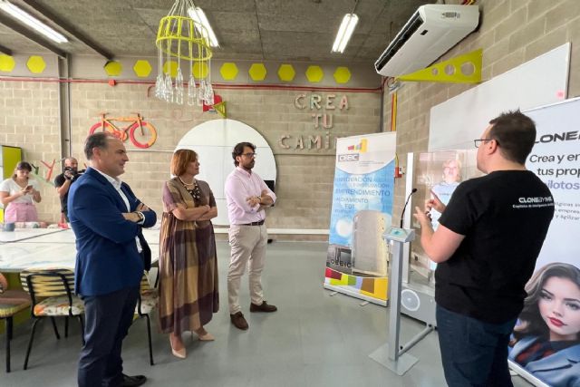 Una startup de Cartagena diseña un asistente de atención al cliente multilingüe que atiende cara a cara